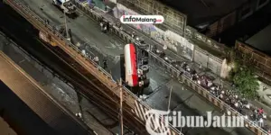 Truk Bermuatan Tetes Tebu Terguling di Flyover Mergosono, Empat Orang Terluka