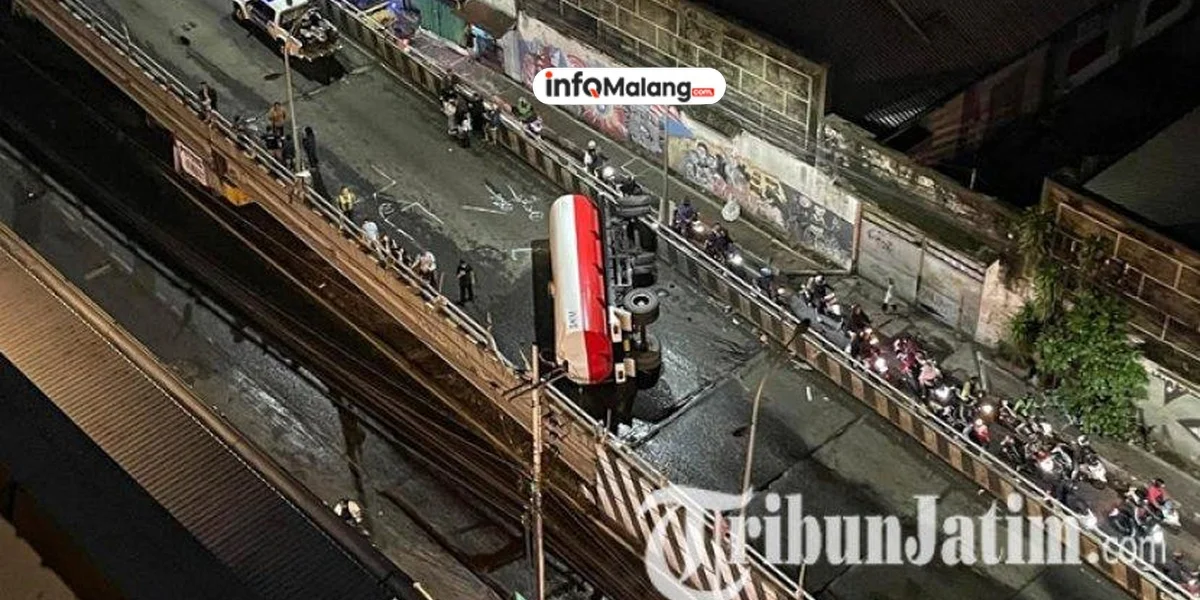 Truk Bermuatan Tetes Tebu Terguling di Flyover Mergosono, Empat Orang Terluka
