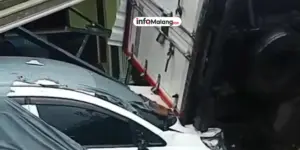 Truk Box Alfamart Alami Rem Blong, Hantam Dua Rumah Warga di Ngantang Malang