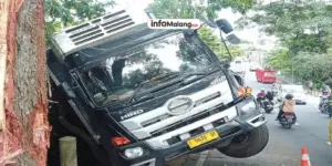 Truk Molen Gagal Menanjak, Sepeda Motor Tertabrak di Batu