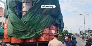 Truk Muatan Pakan Ternak Terguling di Singosari