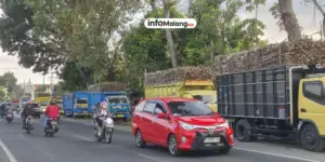 Truk Tebu Parkir Sembarangan, Satlantas Malang Imbau Tertib demi Ceg4h Kemacetan
