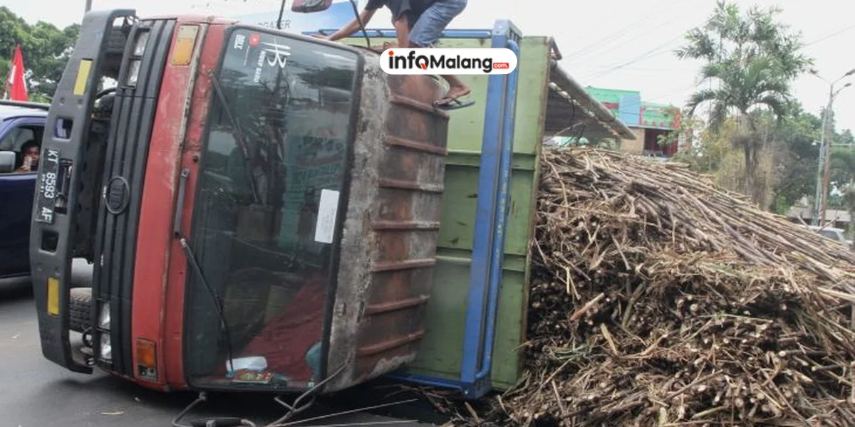 Truk Tebu Terguling di Jalibar Kepanjen, Jalan Menuju Blitar Tersendat