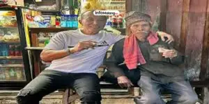 Tukang Pulsa Ini Kaget Tokonya Mendadak Ramai, Ternyata Didatangi Rombongan TNI