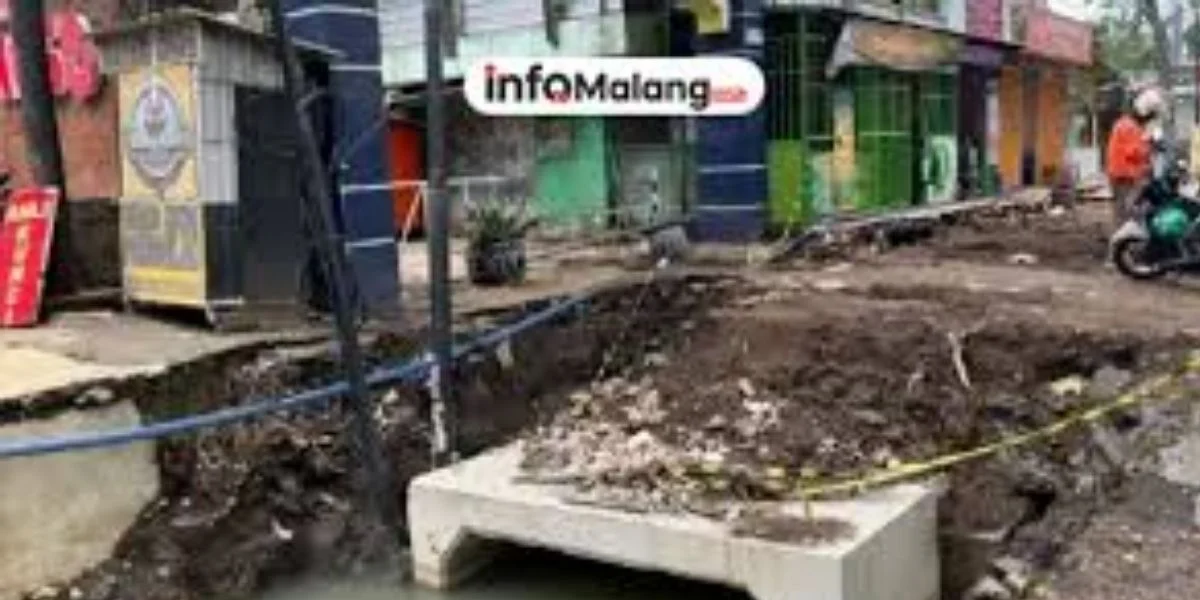 Usaha yang Terdampak Proyek Drainase Suhat Ambil Inisiatif, Uruk Jalan Berlumpur Pakai Tanah dari Dana Pribadi