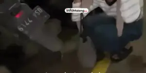 Viral! Hijab Cewek ini Nyangkut di Helm Bikin Ngakak di Parkiran