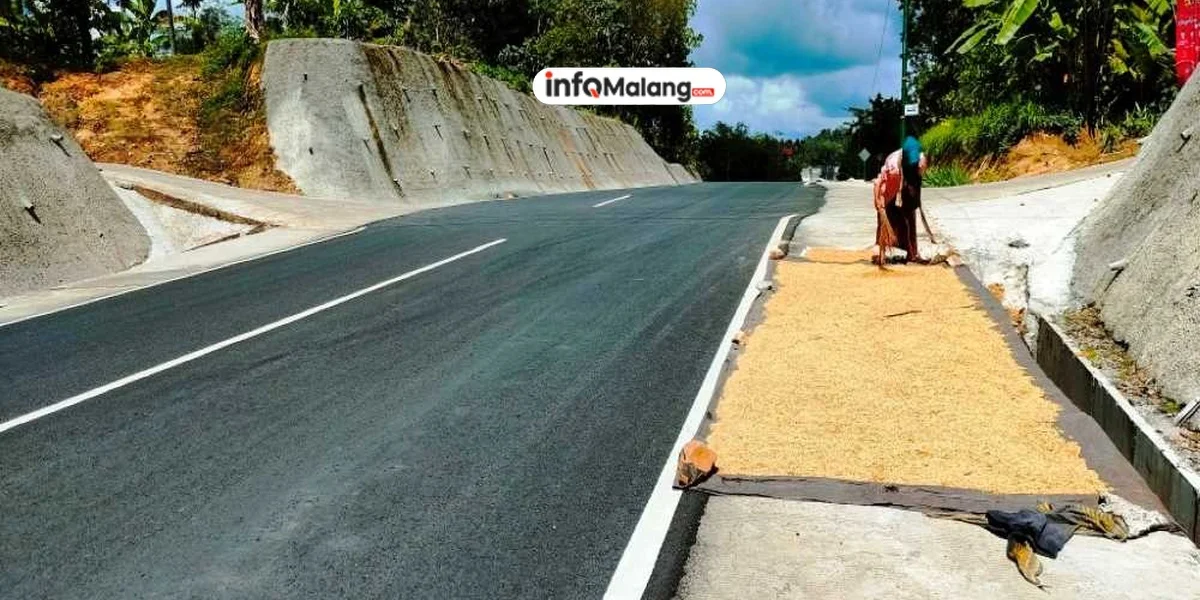 Warga Kedungkandang Bangun Tanggul Darurat untuk Antisipasi Banjir Sungai Amprong