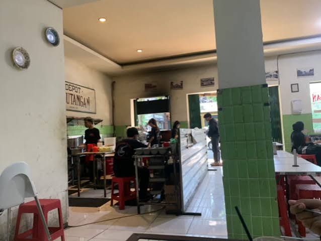 Melawan Waktu: Rahasia Depot Kayutangan Malang Tetap Eksis dan Viral di Tengah Gempuran Kafe Kekinian - Zona Malang