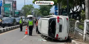 Kecelakaan di Blimbing, Daihatsu Sigra Terguling Diduga Akibat Hilang Kendali
