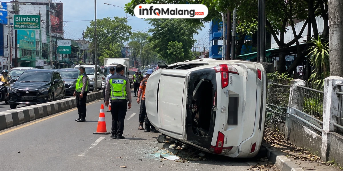 Kecelakaan di Blimbing, Daihatsu Sigra Terguling Diduga Akibat Hilang Kendali