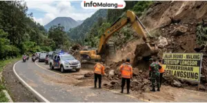 Jalur Wisata Bromo via Malang Tertutup Longsor, Petugas Bergerak Lakukan Pembersihan