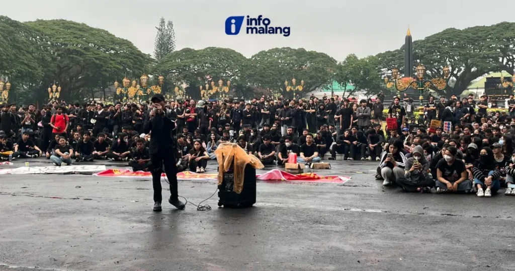 Peserta aksi berkumpul di depan Balai Kota Malang saat demonstrasi pada Rabu, 28 Oktober 2026.