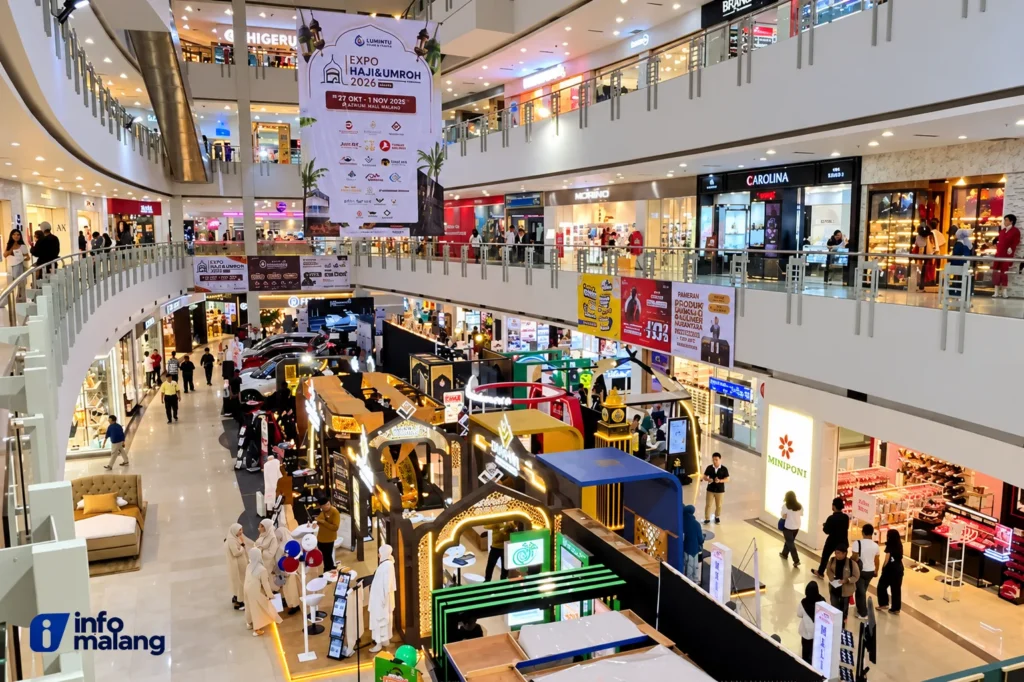 Area pameran Beyond Expo Haji & Umrah 2026 di Mall Olympic Garden Malang berisi booth travel umrah dan mobil dari lantai atas