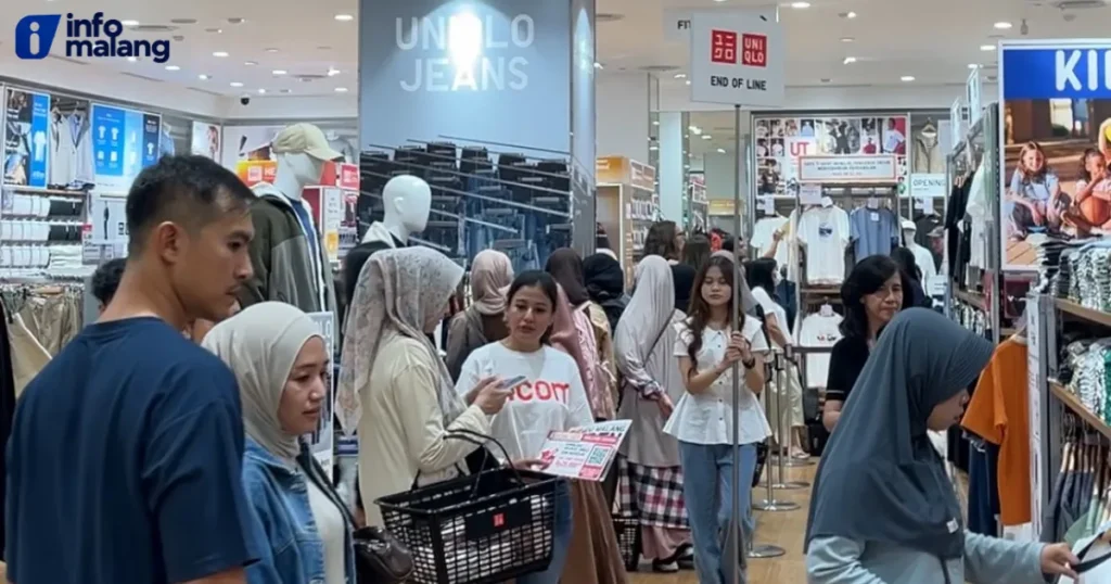 Pengunjung memadati gerai UNIQLO di Mall Olympic Garden (MOG) Malang saat hari pertama pembukaan, Jumat (30/10/2026).