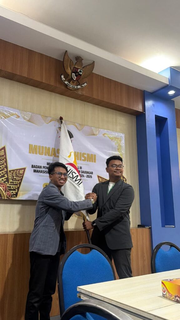 Serah terima bendera HISMI dalam Munas III Himpunan Saudagar Mahasiswa Indonesia di UPT PMP2KP Surabaya