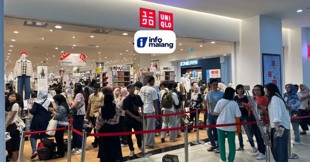 Antrean pengunjung di depan pintu masuk toko UNIQLO di Mall Olympic Garden Malang saat hari pembukaan, dibatasi tali pembatas merah.